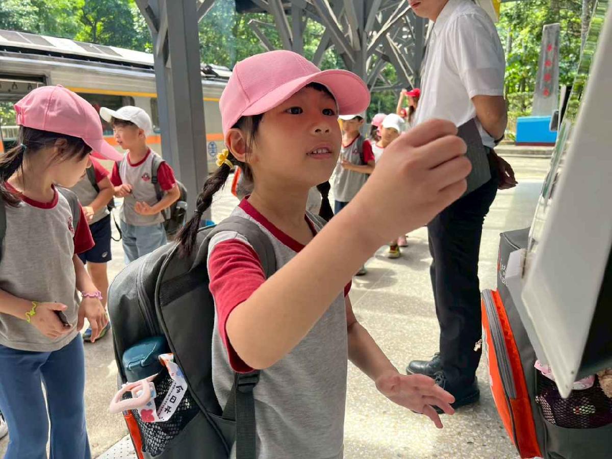 line_album_內灣火車之旅_260519_399