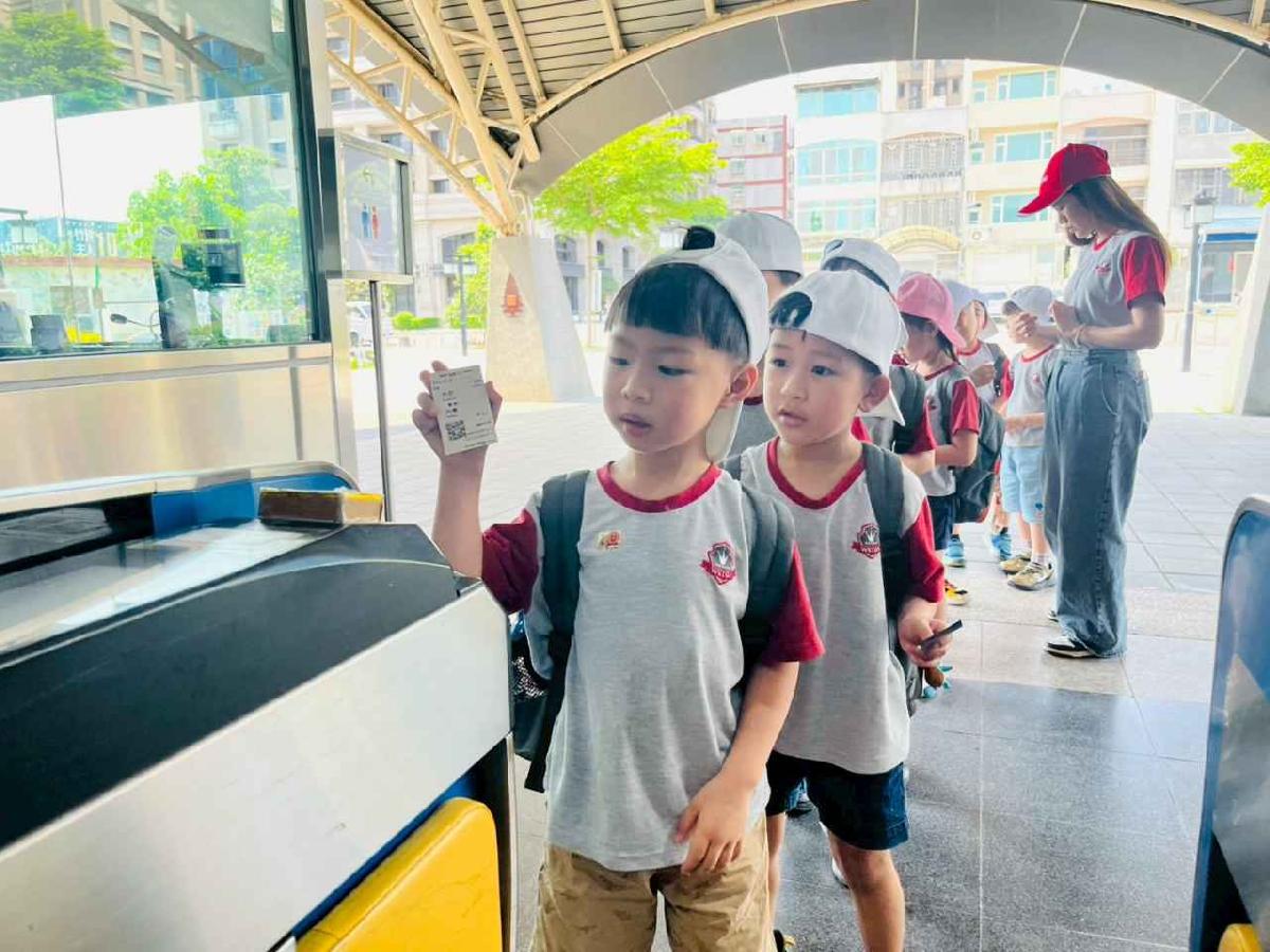 line_album_內灣火車之旅_260519_432